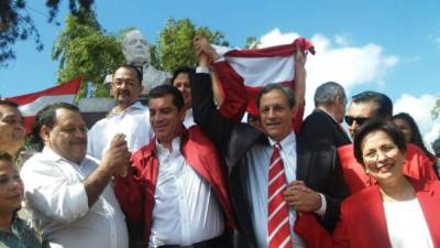 Mauricio Villeda y Elvin Santos durante la celeración del aniversario del Partido Nacional.