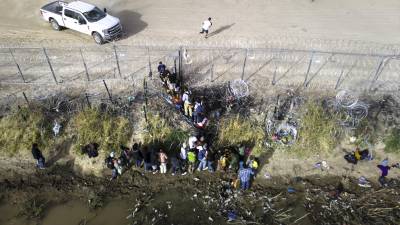 La policía de Texas puede detener y expulsar a los migrantes que ingresaron al estado de manera irregular.