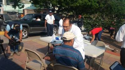 El doctor Chirinos instaló su consultorio en plena vía pública en las afueras del Hospital Escuela Universitario de Tegucigalpa, capital hondureña. Fotos tomadas de @radioamericahn.