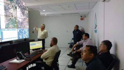 Los funcionarios municipales durante la visita a la empresa Sistema de Agua Potable y Alcantarillado de León.