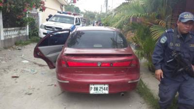 Carro abandonado por supuestos extorsionadores.