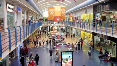Los centros comerciales de la capital panameña se preparan para la llegada de miles de compradores.