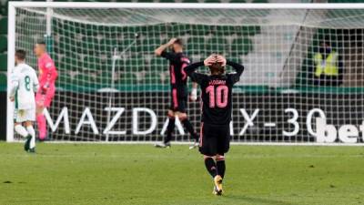 GRAF3733. Elche (Alicante), 30/12/2020.- El centrocampista croata del Real Madrid, Luka Modric, se lamenta de una ocasión fallada por el equipo madridista durante el encuentro correspondiente a la decimosexta jornada de primera división que disputan esta noche frente al Elche en el estadio Martínez Valero de la localidad alicantina. EFE / Ramón.