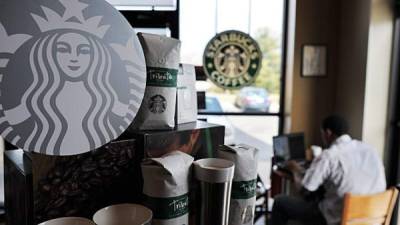 Starbucks contratará 10 mil refugiados en los próximos años. AFP.