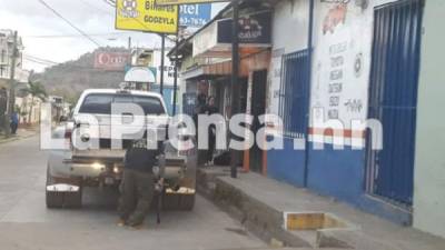 Los agentes al momento de realizar los allanamientos en varios sectores del municipio de Danlí, El Paraíso.
