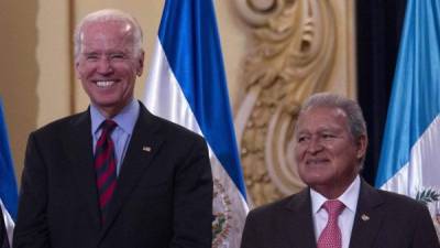 Joe Biden sostendrá una reunión con Salvador Sánchez Cerén, con quien aparece en la foto, pero también con los presidentes de Guatemala y Honduras.