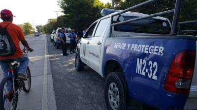 El cuerpo sin vida fue encontrado a eso de las 6:30 de la mañana por un transeúnte, quien avisó a las autoridades policiales, las cuales llegaron a acordonar el lugar.