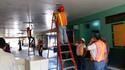 Empleados durante su labor en el centro.