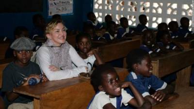 Madonna durante una visita a África.