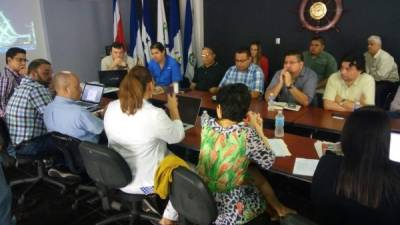 Los comisionados reunidos ayer con miembros de diferentes sectores en Puerto Cortés.