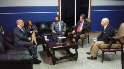 Los miembros de la Maccih junto al fiscal general de Honduras, Óscar Chinchilla.