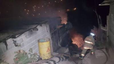 Momento cuando el personal del Cuerpo de Bomberos controlaban las llamas en la vivienda donde perdieron la vida tres personas.