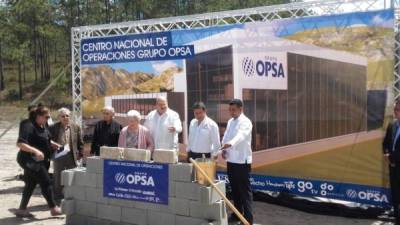 El empresario Jorge Canahuati, presidente de Grupo OPSA, junto al presidente Juan Orlando Hernández Alvarado, durante la colocación de la primera piedra del nuevo Centro Nacional de Operaciones.