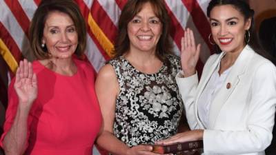 Alexandria Ocasio afirmó que los demócratas necesitan un nuevo liderazgo en el partido en un claro dardo a Pelosi que busca reelegirse nuevamente como presidenta de la Cámara Baja./AFP.