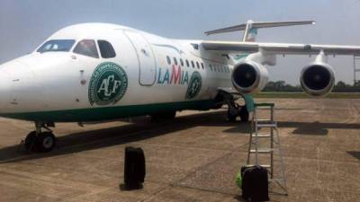 La delegación deportiva, compuesta por 22 jugadores del Chapecoense, 28 directivos, personal técnico e invitados y 22 periodistas de medios brasileños e internacionales, partió ayer de Sao Paulo con destino a Santa Cruz de la Sierra (Bolivia) donde abordaron el avión de Lamia, que llevaba una tripulación de nueve personas.