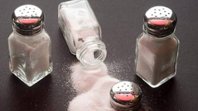 La sal se vincula con la presión arterial. Mientras más sal consumen las personas, mayor es su presión arterial.