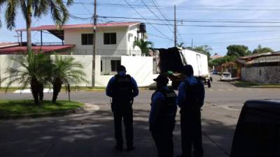 Las autoridades policiales llegaron de inmediato para resguardar la escena del crimen.