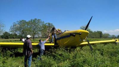 Ciudadanos del lugar y personal de Aeronáutica Civil llegaron al lugar para revisar qué pasó con la avioneta.