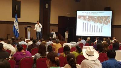 El mandatario Juan Orlando Hernández expone ante los integrantes de la Comisión del Valle de Sula y empresarios.