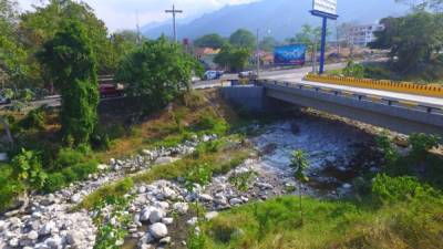 Este es el panorama de los ríos que atraviesan la ciudad. No tienen agua.