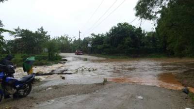 En Balfate, Colón, el vado sobre el río Coco incomunicó a los habitantes de variasaldeas.