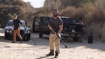 Dan Bilzerian alardea sobre su arsenal de armas en redes sociales.