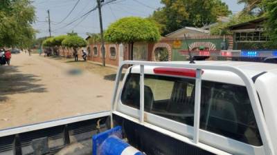 El lugar donde quedó tendido el cuerpo del padre de familia asesinado hoy en municipio de Olanchito, departamento de Yoro.