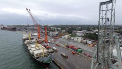 En la terminal marítima se descargan 38 contenedores por hora, aseguran los representantes de la concesionaria. Foto: Yoseph Amaya.