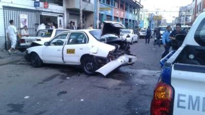Uno de los vehículos en el que se conducían los delincuentes chocó contra dos taxis. Foto tomada de Radio América.