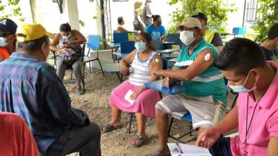 Salud lleva brigadas móviles a barrios y colonias de Cortés para acelerar la vacunación.