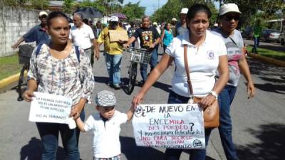 Centenares de pobladores protestaron este jueves frente al edificio de la Empresa Nacional de Energía Eléctrica (Enee) en La Ceiba, Atlántida, cansados de supuestos cobros excesivos por el servicio de energía eléctrica.