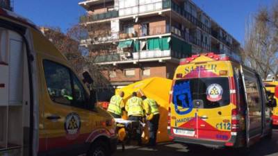 Una mujer de 32 años apareció degollada esta mañana tras una explosión de gas, en un piso de la calle de San Ciriaco, 5, en el distrito de Vicálvaro.