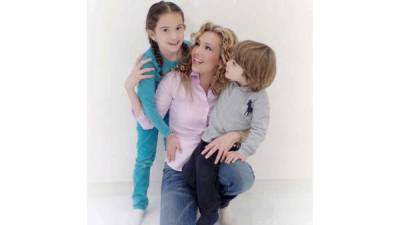 Thalía junto a sus hijos.