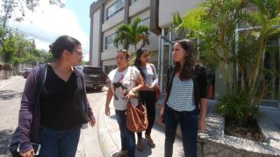 Familiares de María José y Sofía Alvarado exigen justicia en el caso contra Plutarco Ruíz. En el centro de la foto la madre, María Teresa de Jesús y Corina, madre y hermana de las víctimas.