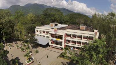 Fachada del edificio administrativo en la Unah-vs.