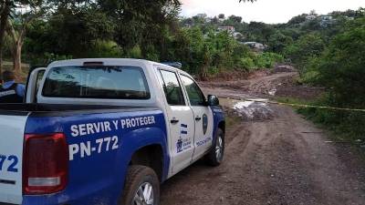 Policías acuden al reconocimiento de cadavérico de una víctima que fue hallada muerta en Copán, zona occidental de Honduras.