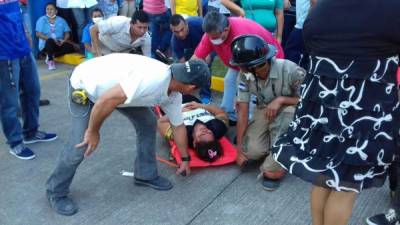 Elementos del Cuerpo de Bomberos y obreros del lugar ayudan a trasladar a los heridos al Hospital Medical Center de La Lima, Cortés, zona norte de Honduras.