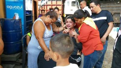 La famila de los Michael Yadir López Banegas, al recibir el cadáver traído desde EUA.