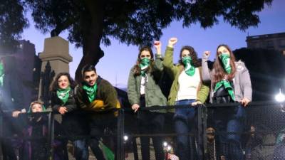 Argentinos a favor del aborto esperan en las inmediaciones del Congreso. EFE