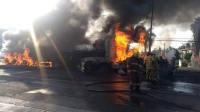 El cuerpo de bomberos durante las labores de extinción del fuego provocado por el accidente de tránsito en Cuautla.