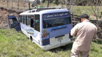 Imagen del bus accidentado en el cual falleció una persona y otras dos resultaron heridas.