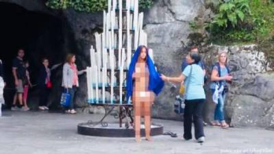 Los visitantes se sorprendieron al ver a la mujer sin ropa.