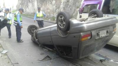 Agentes de Tránsito se presentaron al lugar para descongestionar el tráfico vehicular.