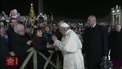 El papa Francisco dio un 'manotazo' a una mujer. Fotos: AFP