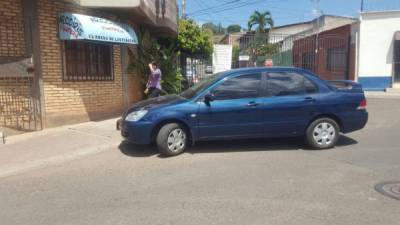 Carro en el que viajaba la víctima al momento de asalto. Foto tomada de @radioamericahn con crédito de Jaison Zelaya.