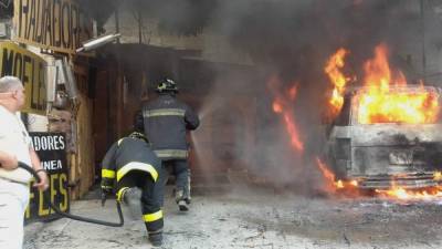 Los bomberos controlaron las llamas que destruyeron un carro en un taller ubicado en el barrio Barandillas de San Pedro Sula.