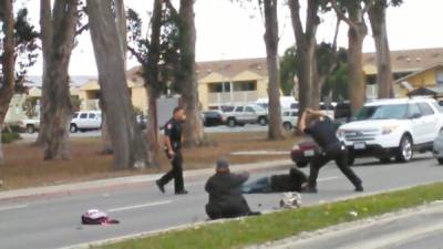 En las imágenes grabadas por un testigo se observa como los policías someten violentamente a un hispano en Salinas, California.