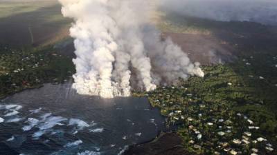 This image obtained June 5, 2018, from the US Geological Survey (USGS) shows shows the lava flow originating from Fissure 8 (not visible in photograph) entering Kapoho Bay on June 4, 2018. / AFP PHOTO / US Geological Survey / HO / RESTRICTED TO EDITORIAL USE - MANDATORY CREDIT 'AFP PHOTO / US Geological Survey/HO' - NO MARKETING NO ADVERTISING CAMPAIGNS - DISTRIBUTED AS A SERVICE TO CLIENTS