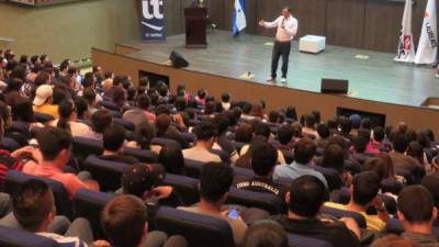 El candidato del liberalismo Luis Zelaya se presentó ayer ante los estudiantes de Unitec en San Pedro Sula.