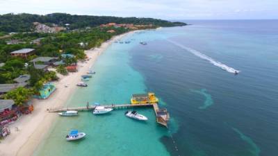 La arena blanca y el mar azul son el principal atractivo de Roatán, un paraíso en el Caribe que ofrece naturaleza y deportes extremos. Fotos: LA PRENSA